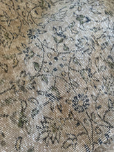 Load image into Gallery viewer, Vintage Turkish 6’9” x 10’9”