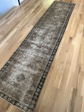 Load image into Gallery viewer, Vintage Heriz 2’7” x 10’6”