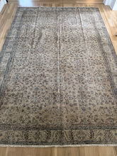 Load image into Gallery viewer, Vintage Turkish 7’9” x 10’5”