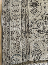 Load image into Gallery viewer, Vintage Turkish 9’ x 11’11”