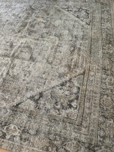 Load image into Gallery viewer, Antique Mahal 10’ x 13’1”