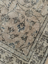 Load image into Gallery viewer, Vintage Turkish 3’ x 10’3”