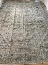Load image into Gallery viewer, Antique Mahal 10’ x 13’1”