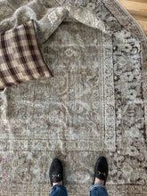 Load image into Gallery viewer, Antique Mahal 8’10” x 12’5”