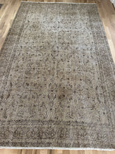 Load image into Gallery viewer, Vintage Turkish 6’6” x 10’6”