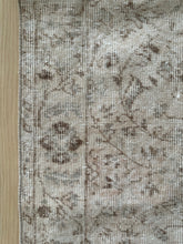 Load image into Gallery viewer, Vintage Turkish 3’10” x 6’11”