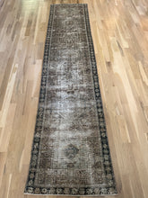 Load image into Gallery viewer, Vintage Heriz 2’7” x 10’6”