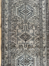 Load image into Gallery viewer, Vintage Heriz 2’10” x 11’1”