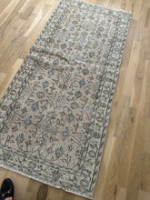 Load image into Gallery viewer, Vintage 3’1” x 6’7”