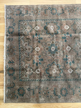 Load image into Gallery viewer, Vintage Persian 4’1” x 9’3”