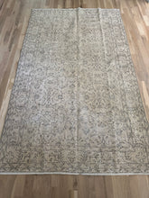 Load image into Gallery viewer, Vintage Turkish 5’5” x 9’2”