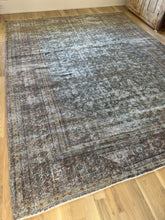 Load image into Gallery viewer, Antique Mahal 7’10” x 10’3”