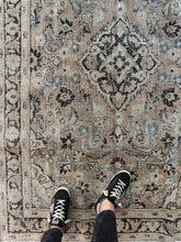 Load image into Gallery viewer, Antique Mahal 4’3” x 6’5”