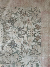 Load image into Gallery viewer, Vintage Turkish 5’10” x 9’3”