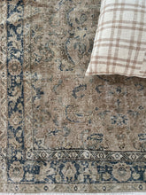 Load image into Gallery viewer, Vintage Turkish 5’ x 7’8”
