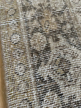 Load image into Gallery viewer, Antique Mahal 10’ x 13’1”