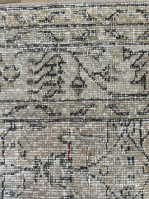 Load image into Gallery viewer, Vintage Turkish 6’9” x 10’9”