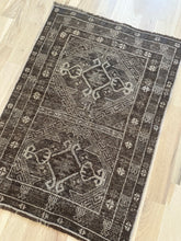 Load image into Gallery viewer, Antique Shiraz 2’5” x 3’5”