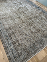Load image into Gallery viewer, Vintage Turkish 7’5” x 10’11”