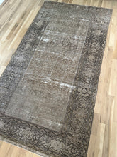 Load image into Gallery viewer, Antique Malayer 5’ x 9’5”