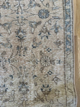 Load image into Gallery viewer, Vintage Turkish 3’11” x 12’7”