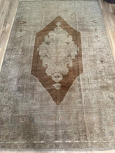 Load image into Gallery viewer, Vintage Turkish 5’3” x 8’3”