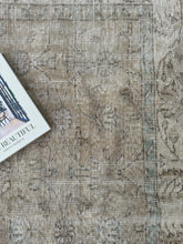 Load image into Gallery viewer, Vintage Turkish 5’3” x 11’11”