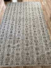 Load image into Gallery viewer, Vintage Turkish 5’10” x 9’8”