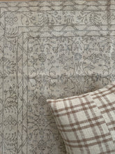 Load image into Gallery viewer, Vintage Turkish 6’4” x 9’8”