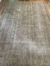 Load image into Gallery viewer, Vintage Turkish 6’10” x 10’3”