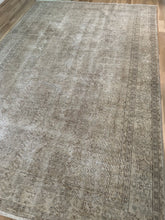 Load image into Gallery viewer, Vintage Turkish 6’10” x 10’3”