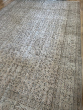 Load image into Gallery viewer, Vintage Turkish 9’2” x 13’2”