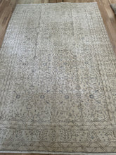 Load image into Gallery viewer, Vintage Turkish 6’4” x 9’8”