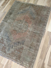 Load image into Gallery viewer, Vintage Turkish 3’7” x 5’2”