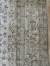 Load image into Gallery viewer, Vintage Turkish 9’2” x 13’2”