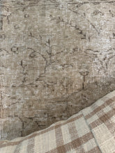 Load image into Gallery viewer, Vintage Turkish 6’10” x 10’3”