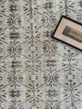 Load image into Gallery viewer, Vintage Turkish 5’10” x 9’8”