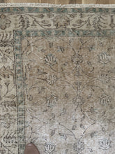 Load image into Gallery viewer, Vintage Turkish 5’3” x 11’11”