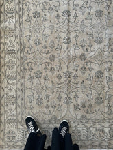 Load image into Gallery viewer, Vintage Turkish 6’7” x 10’4”