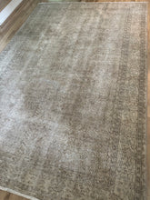 Load image into Gallery viewer, Vintage Turkish 6’10” x 10’3”