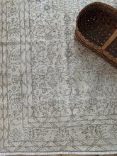 Load image into Gallery viewer, Vintage Turkish 6’4” x 9’8”