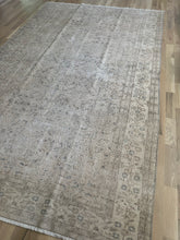 Load image into Gallery viewer, Vintage Turkish 6’6” x 10’5”
