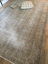 Load image into Gallery viewer, Vintage Turkish 6’10” x 10’3”