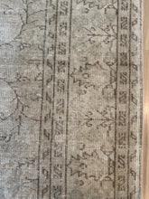 Load image into Gallery viewer, Vintage Turkish 6’10” x 10’3”