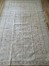 Load image into Gallery viewer, Vintage Turkish 6’ x 9’5”