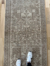 Load image into Gallery viewer, Vintage Heriz 2’11” x 12’11”
