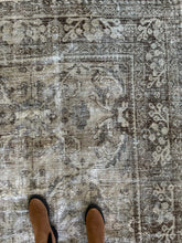 Load image into Gallery viewer, Antique Mahal 9’2” x 11’5”