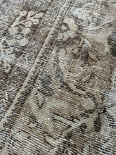 Load image into Gallery viewer, Antique Mahal 9’2” x 11’5”