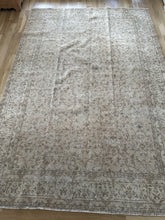 Load image into Gallery viewer, Vintage Turkish 6’11” x 9’7”