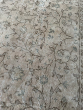 Load image into Gallery viewer, Vintage Turkish 6’11” x 9’7”